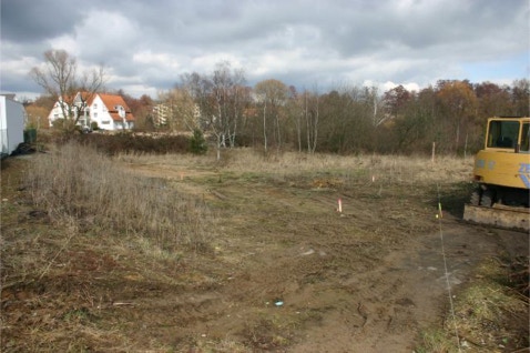 Grundsück mit gesteckten Grenzen der Baugrube